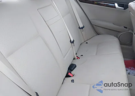 2012 Mercedes-Benz C 250 Luxury/Sport z USA, uszkodzony, nr VIN WDDGF4HB7CA674502